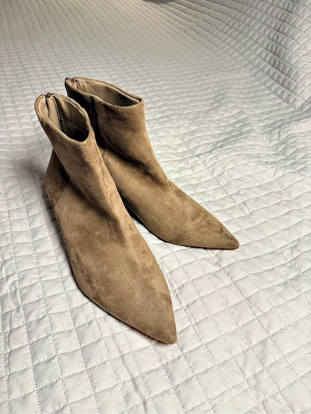 Tahari suede Kitten Heel Pointed-Toe Ankle Boots in Brown US 8.5